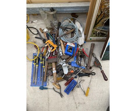 A LARGE QUANTITY OF HAND TOOLS TO INCLUDE FILES, CHISELS, HAMMERS ETC. 