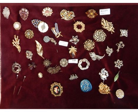 Various 20th century brooches to include a silver and enamel leaf-shaped brooch with diamante, a cameo-style brooch, other co