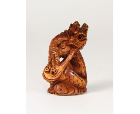 A carved fruitwood netsuke with black onyx eyes H4.5cm