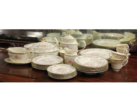 A very extensive Minton Jasmine pattern tea and dinner service