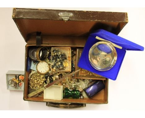 A vintage case and mixed jewellery contents