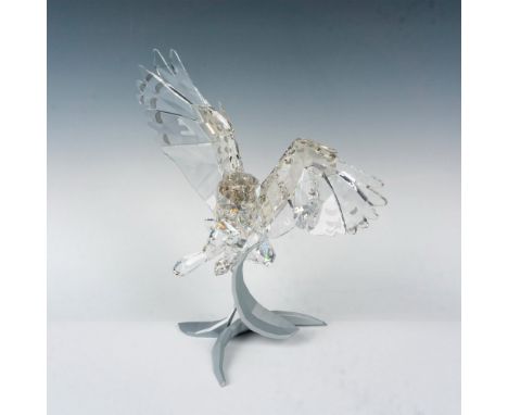 Impress bird enthusiasts and nature lovers with this Austrian crystal Snowy Owl sculpture by Swarovski. Crafted in clear crys