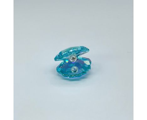 Inspired by one of nature's most fascinating treasures, this exquisite shell shines elegantly in Light Azore and Crystal Auro