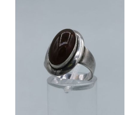 NIELS ERIK FROM - DESIGNER RING, 925er Silber (4,9 g), Ringkopf besetzt mit einem ovalen Bernstein (?), Ringschiene gestempel
