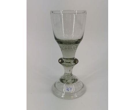 POKALGLAS / WEINGLAS, nach Lauensteiner Art. Farbloses Glas mit Schlieren und Blaseneinschlüssen. Aufgewölbter Rundstand mit 