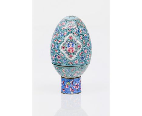 An "egg" boxPolychrome enamel on copperFoliage motifs decorationChina, Qing dynasty, 19th century(restoration)Height: 13,5 cm