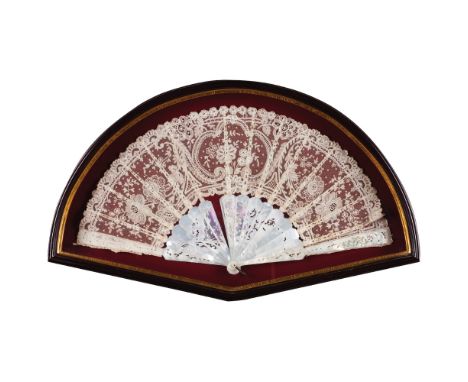 A fanMother-or-pearl frame of engraved and pierced foliage decorationFloral motifs lace leafEurope, 19th century(losses, faul