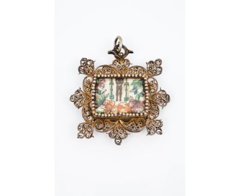 A pendantGilt filigree Center with paper fragment and mother-of-pearl to back7,5x7,5 cm