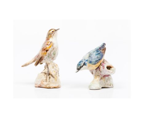 A pair of birdsGlazed ceramic sculpturesPolychrome decorationSigned "DINIZ PORTUGAL"Height: 13,5cm 