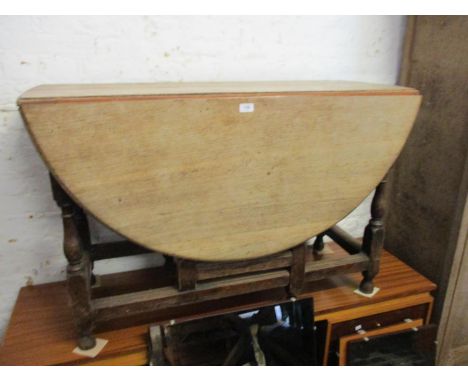 19th Century oval oak gate leg table on turned supports (at fault) 