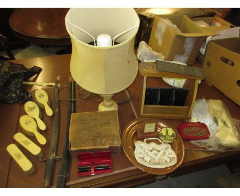 Two fountain pens, a bead work evening bag, a putting green marker set, alabaster table lamp and other miscellaneous collecta