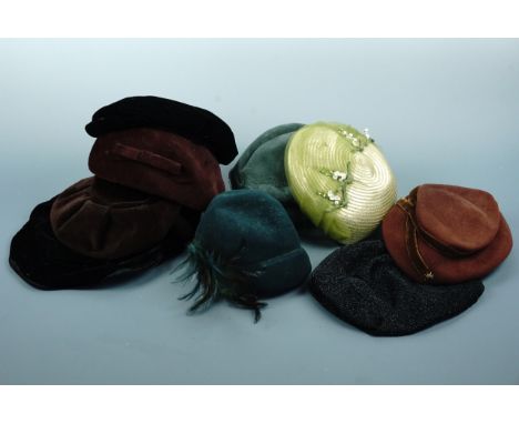 A lady's collection of vintage dress hats, including a Derry and Toms of Kensington skull cap and 1950s Cross Keys green stra