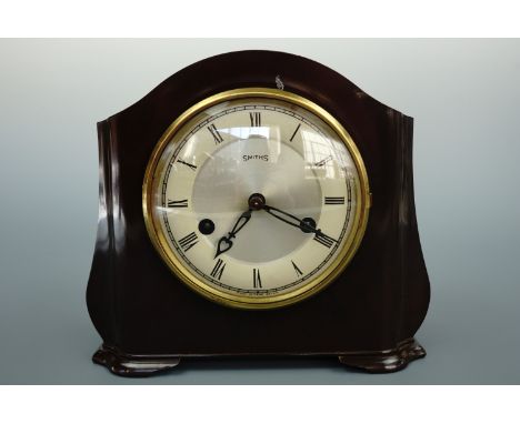 A Smith's Bakelite mantle clock, 19 cm, (running and striking, pendulum present, key lacking though easy to replace)