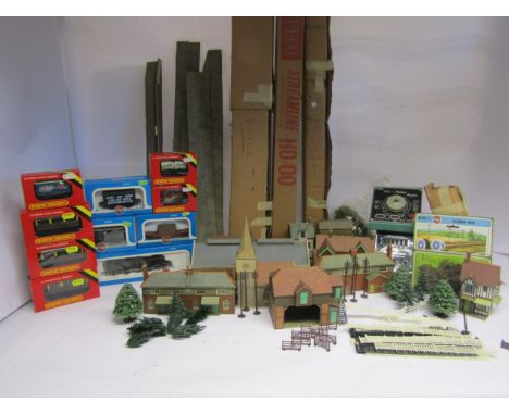 A collection of 00 gauge model railway items including boxed Airfix 54150-1 2-6-0 Prairie Tank Locomotive,, 54363-5 20 Ton Br