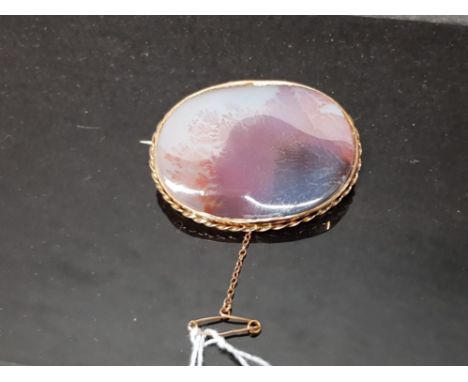 A HARDSTONE AND GILT METAL BROOCH WITH SAFETY CHAIN