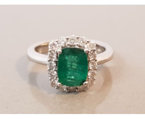 BEAUTIFUL 14CT WHITE GOLD EMERALD AND DIAMOND RING 4.2G SIZE K