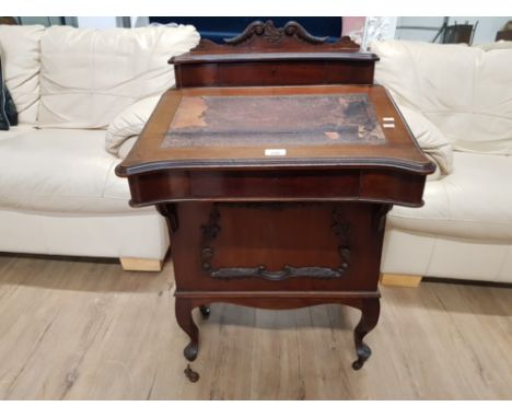 A VICTORIAN MAHOGANY DAVENPORT RED LEATHER TO TOP RAISED ON CERAMIC CASTORS (2 OFF BUT PRESENT) 57 X 92 X 56CM