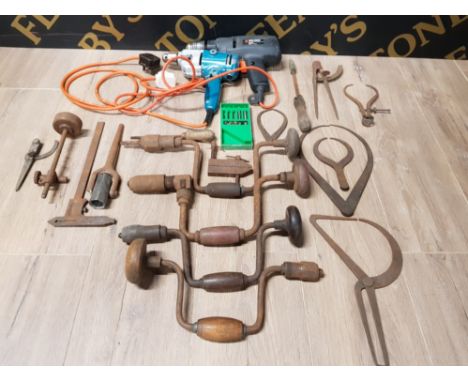 A SELECTION OF TOOLS TO INCLUDE BLACK AND DECKER DRILLS MANUAL HAND DRILLS ETC