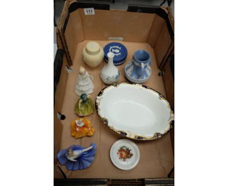 A collection of pottery to include Royal Doulton figures Elaine HN3214, Fragrance HN3220, Buttercup HN3268, Julie HN2995 and 