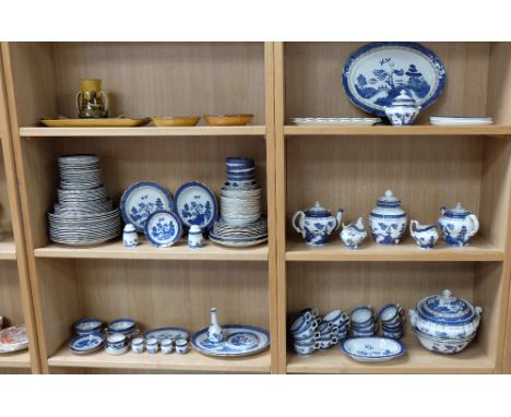 An exceptional Royal Doulton Booths real old willow dinner service including tea set,, coffee set, dinner plates, side plates