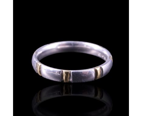 An 18 ct white gold wedding ring decorated with yellow gold bands, N/O, 3.4 g