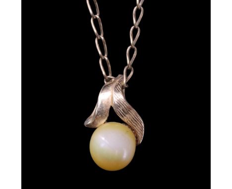 A pearl and 14 K yellow metal pendant, being a 7 mm pearl "berry" with a textured and polished yellow metal leaf-like suspend