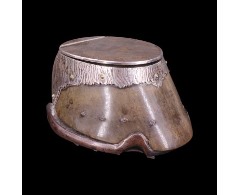 An Edward VII silver-mounted horse hoof inkwell, William Neale, Chester, 1904, 14 x 8 x 12 cm 