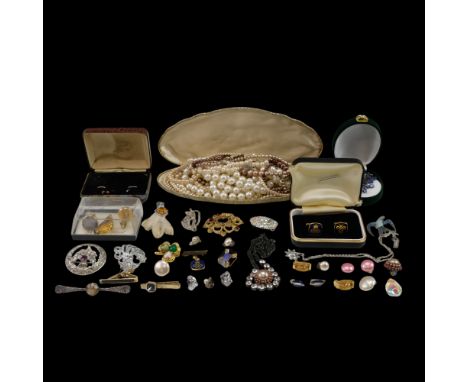 A quantity of vintage costume jewellery including a citrine and white-metal mounted Celtic-influenced bar brooch, a claw broo