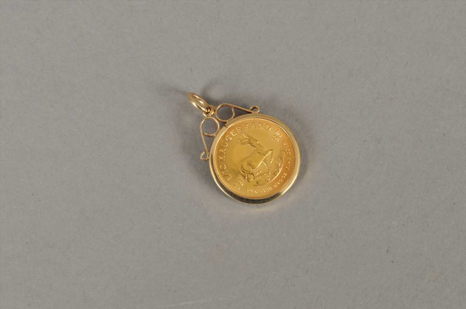 A 1/10 Krugerrand pendant, within 9ct gold pendant mount, total weight ...