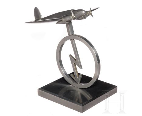 Tischmodell eines zweimotorigen Flugzeuges  Aluminiumguss, teils poliert, mit beweglichen Propellern. Der kreisrunde Ständer 