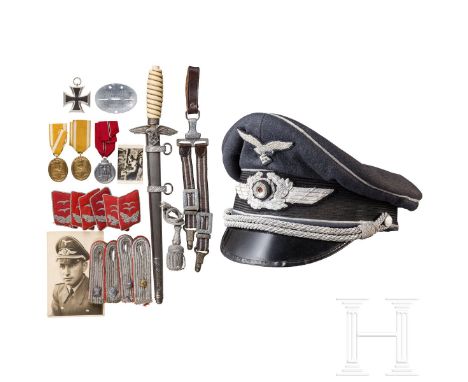 Nachlass des Oberleutnants im Flak-Regiment 501  Schirmmütze für Offiziere von Erel, Berlin, oft getragen, die Effekten oxydi