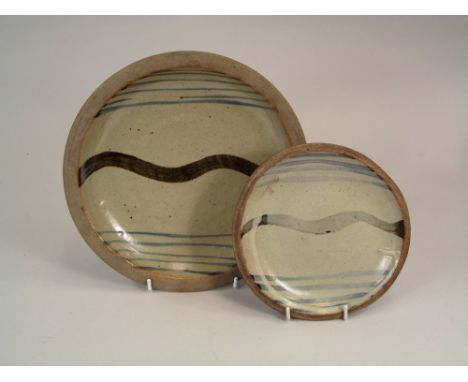 LEACH POTTERY.
A medium & a small size Leach Pottery Standard Ware cake dish. Diameter 22 & 16cm. Larger with rim chip to und