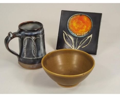 MISCELLANEOUS POTTERY.
A Crowan Pottery bowl, diameter 15cm, a pint mug marked CG? & a hand-decorated tile signed 'Kenneth' (