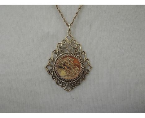 A 1979 gold sovereign in a decorative 9ct gold pendant mount on a 9ct gold open rope chain, approx 20.6g