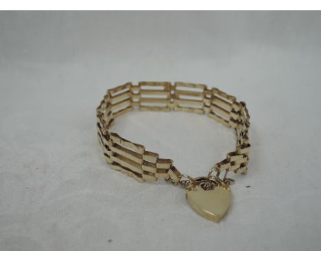 A 9ct gold four bar gate bracelet with padlock clasp,  approx 9.1g