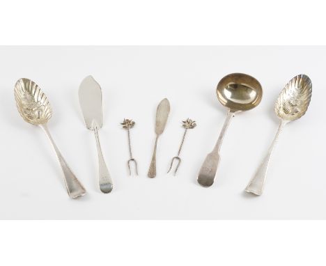 A PAIR OF SILVER BERRY SPOONS AND FIVE FURTHER ITEMS OF SILVER (7)Comprising; the later decorated berry spoons London 1764, a