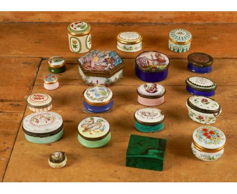 A GROUP OF BILSTON ENAMEL PILL OR PATCH BOXES AND OTHERS (19)18th Century and Later
Including an oval Bilston box with 'Accep