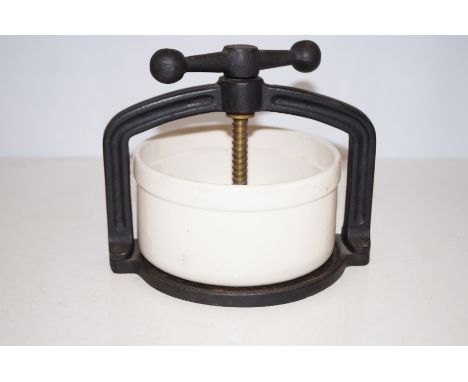 Cast iron &amp; ceramic meat press 