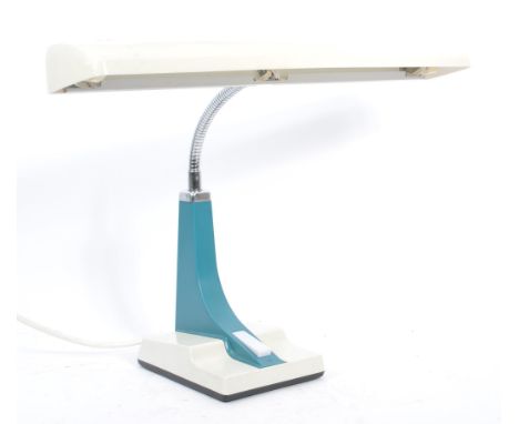 A 1980s bankers De-Luxe portable table light / lamp by Pifco. Model No. 995 having an undulating sloping foot and chrome meta