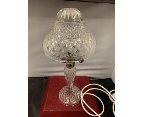 A CUT GLASS TABLE LAMP WITH MATCHING SHADE H:40CM 