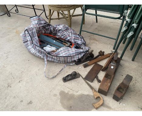 AN ASSORTMENT OF VINTAGE HAND TOOLS TO INCLUDE TWO STANLEY WOOD PLANES AND VARIOUS SUNDRY TOOLS 