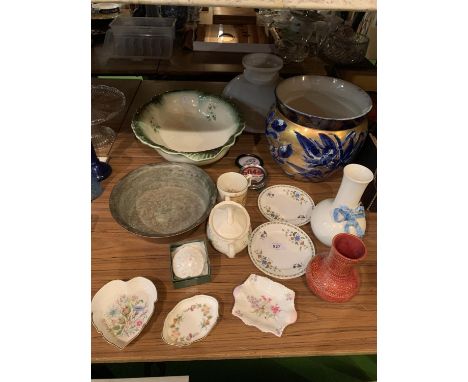 AN ASSORTMENT OF ITEMS TO INCLUDE A LARGE PLANTER, GLASS LIGHT SHADE, ROYAL DOULTON, SHELLEY, AYNSLEY, COALPORT EXAMPLES ETC 