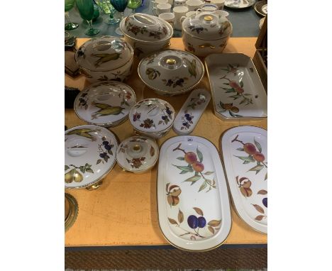 A COLLECTION OF ROYAL WORCESTER PORCELAIN DINNER WARE IN THE EVESHAM DESIGN 