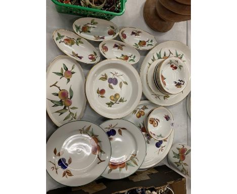 A COLLECTION OF ROYAL WORCESTER PORCELAIN DINNER WARE IN THE EVESHAM DESIGN 