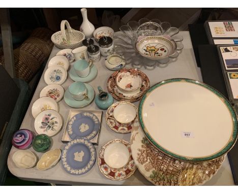 AN ASSORTMENT OF GLASS AND CERAMIC ITEMS TO INCLUDE A LARGE 'LAMBOURNE' WEDGWOOD PLATTER, A NORITAKE BOWL, FIVE ROYAL WORCEST