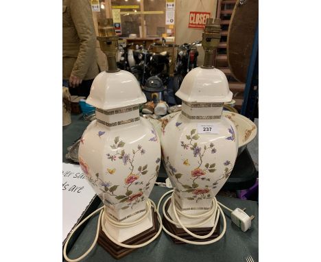 A PAIR OF DECORATIVE CERAMIC TABLE LAMPS WITH A FLORAL DESIGN 