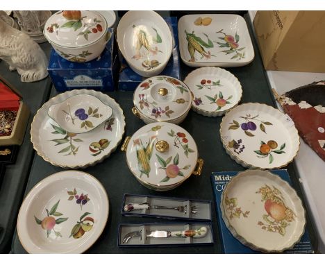 A COLLECTION OF ROYAL WORCESTER DINNER WARE IN THE EVESHAM DESIGN TO INCLUDE PICKLE FORK AND CHEESE KNIFE 