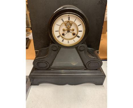 A LARGE MARBLE MANTEL CLOCK WITH VISUAL ESCAPEMENT (H: 43CM) 