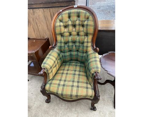 A VICTORIAN MAHOGANY SPOON-BACK CHAIR WITH BUTTON-BACK, ON FRONT CABRIOLE LEGS 
