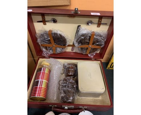 A VINTAGE PICNIC SET FOR SIX PEOPLE TO INCLUDE A FLASK, SANDWICH BOX ETC 